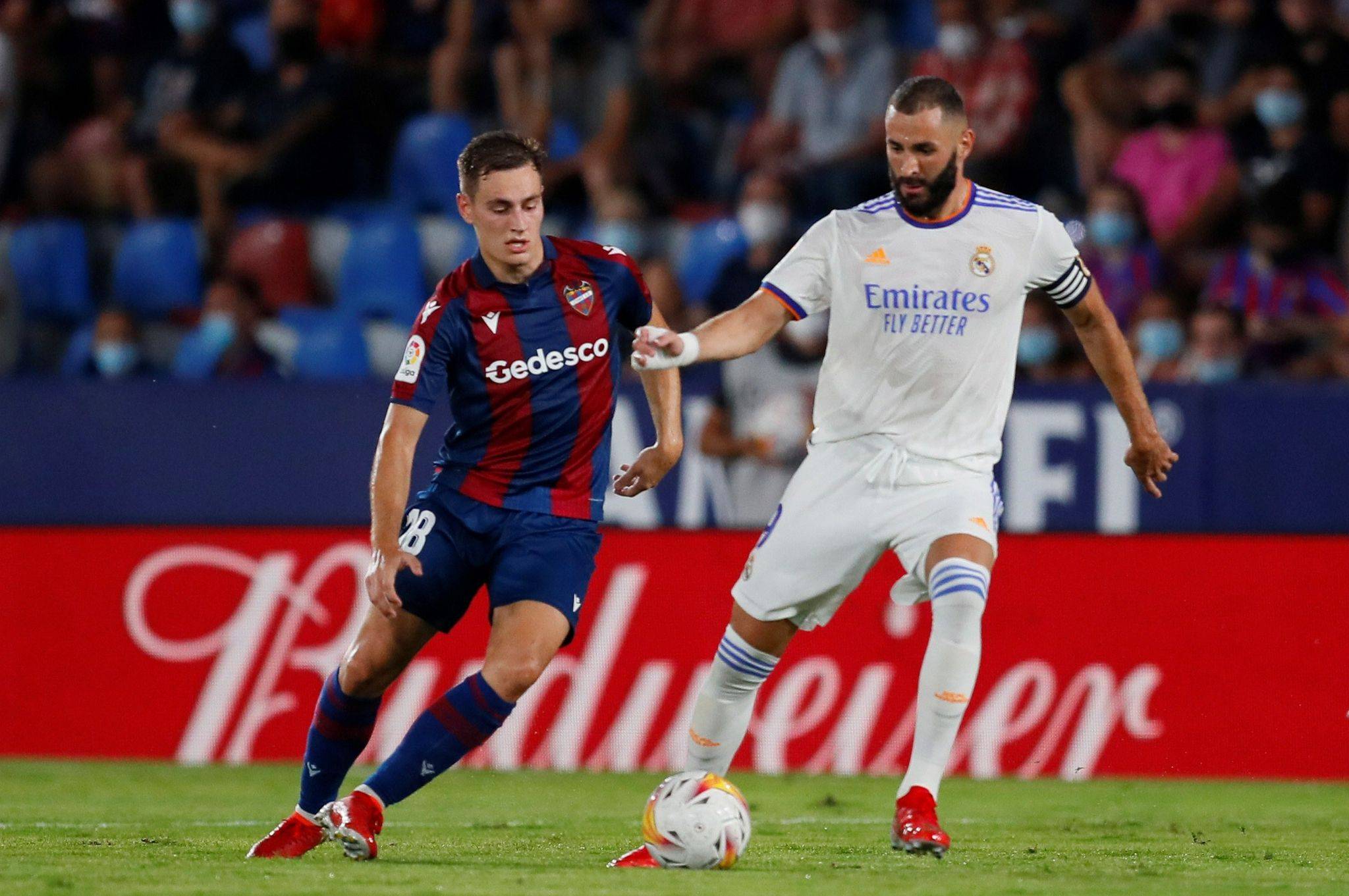 离谱！窗口期法兰克福调整名单以备欧冠今晨里昂调整名单以备中超，风云突变埃因霍温清晨门线救险